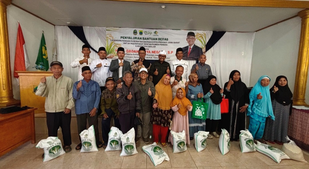 Kang Dadan bersama warga penerima beras cadangan pangan provinsi