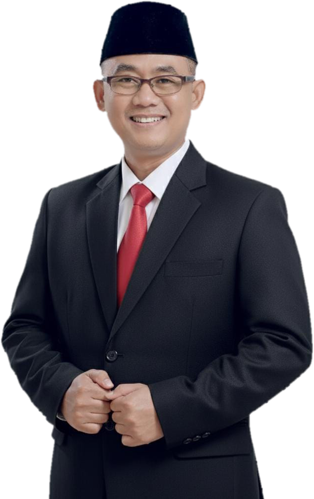H. RK Dadan Surya Negara mengenakan jas hitam, peci, dan dasi merah, tersenyum