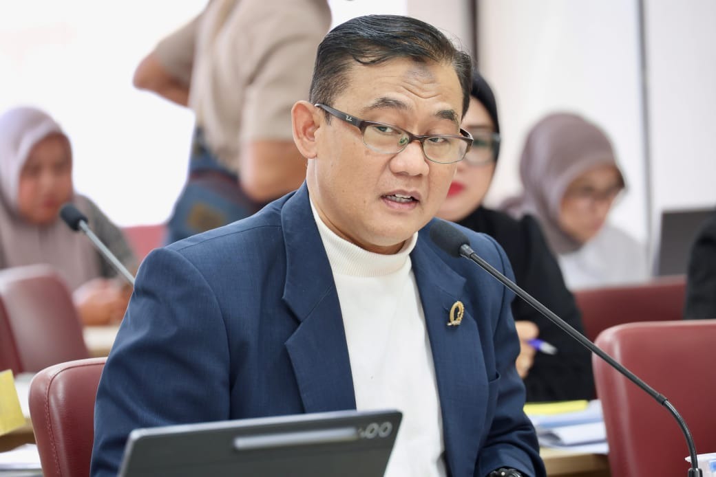 Kang Dadan berbicara dalam rapat komisi DPRD